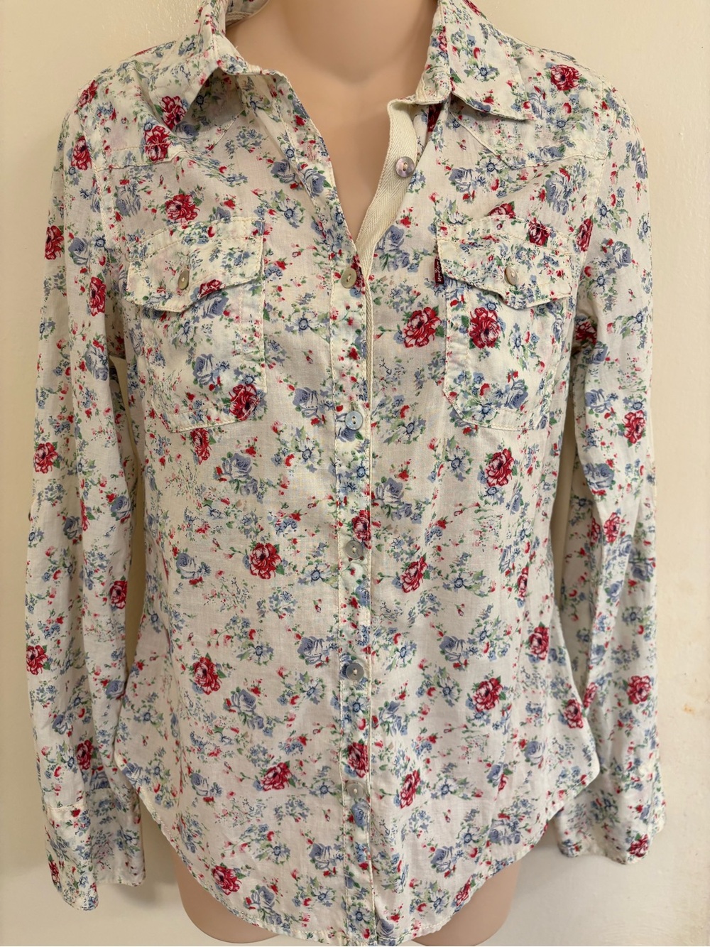 Levi’s Women’s Western Shirt in a floral "ditsy" print. Size S